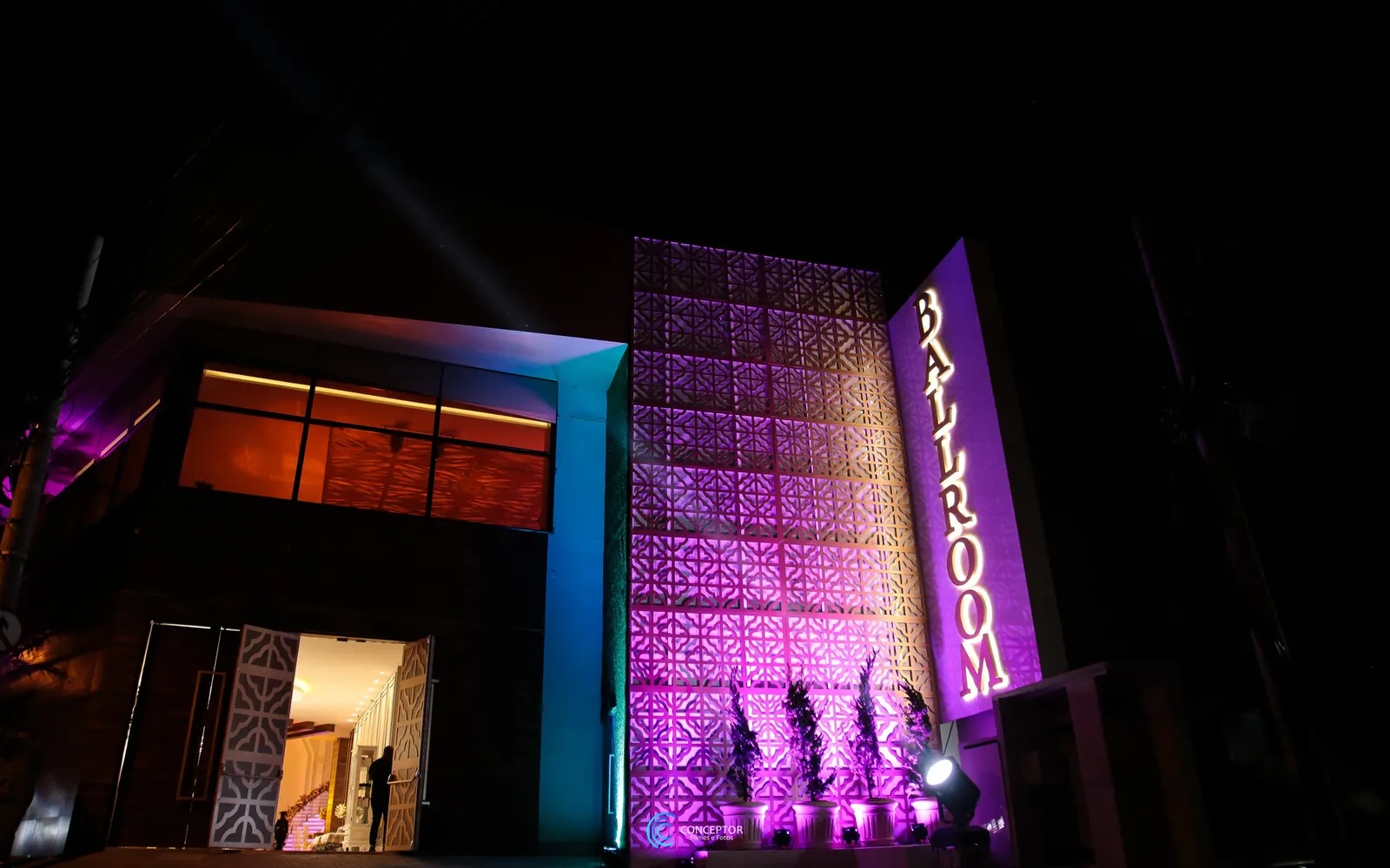 Ballroom Festas & Eventos: Painel perfurado e letreiro