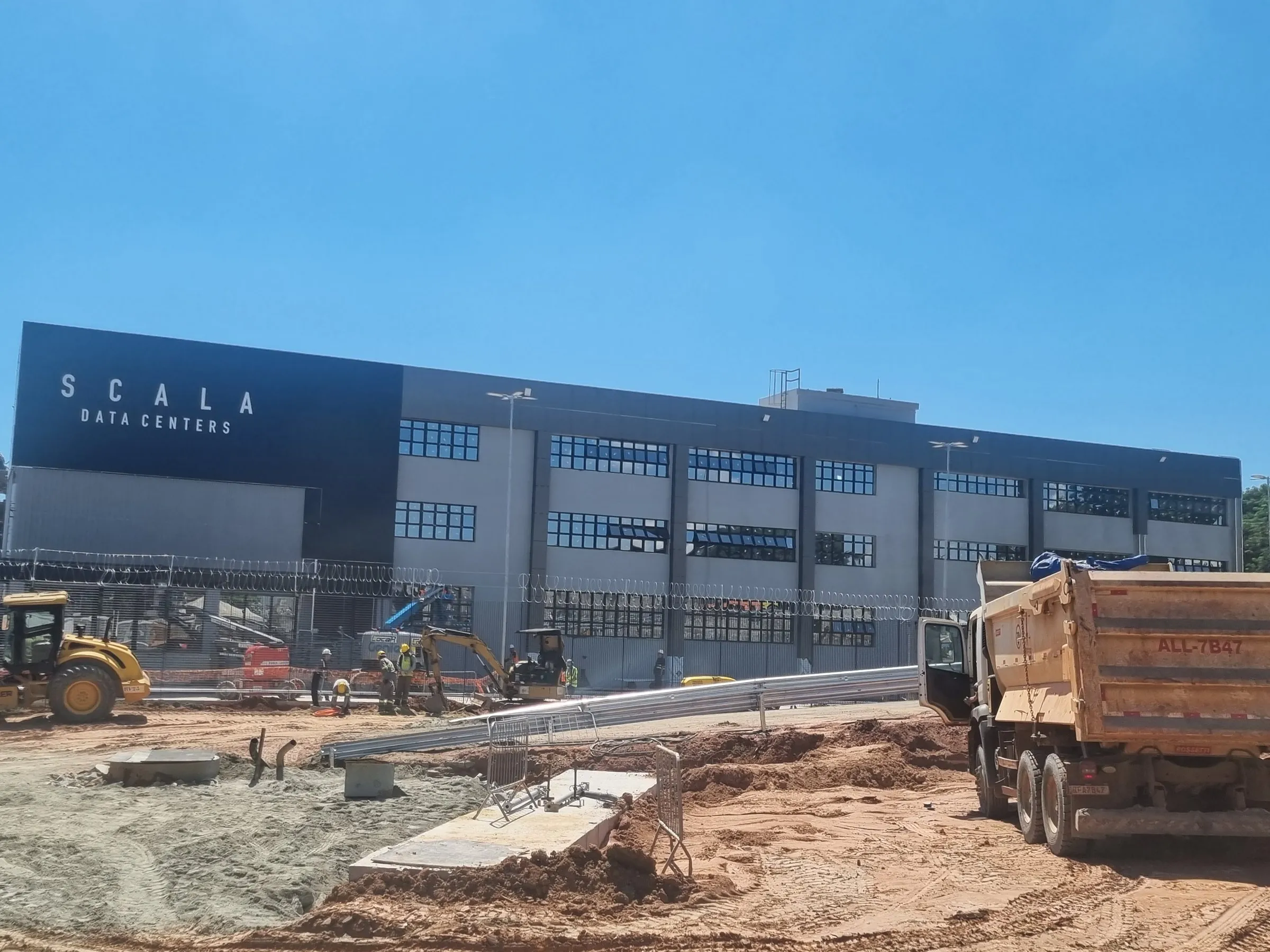 Scala Data Centers, 01.04: O prédio ainda em obra, com a terraplanagem em volta.