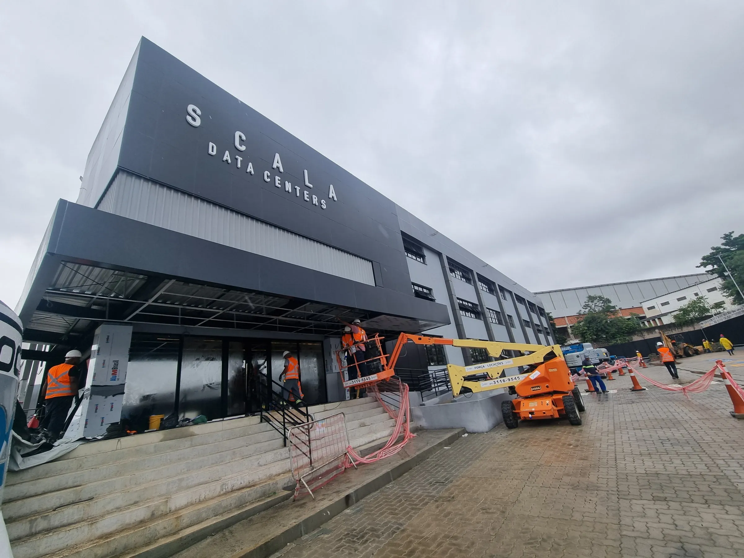 Scala Data Centers, 09.04: Letreiro na fachada e plataforma trabalhando na marquise.