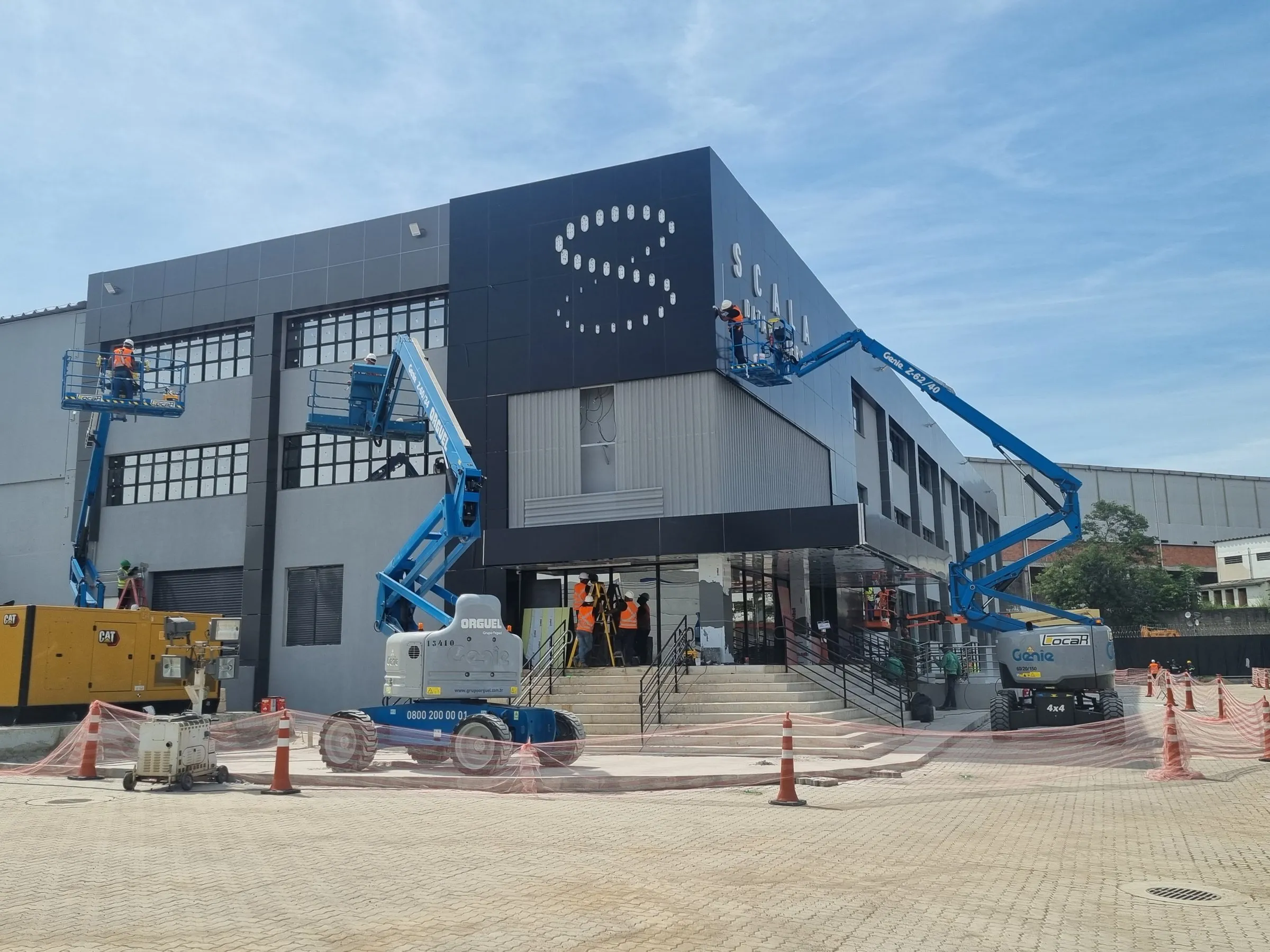 Scala Data Centers, 12.04: Plataformas em altura para a montagem do símbolo.
