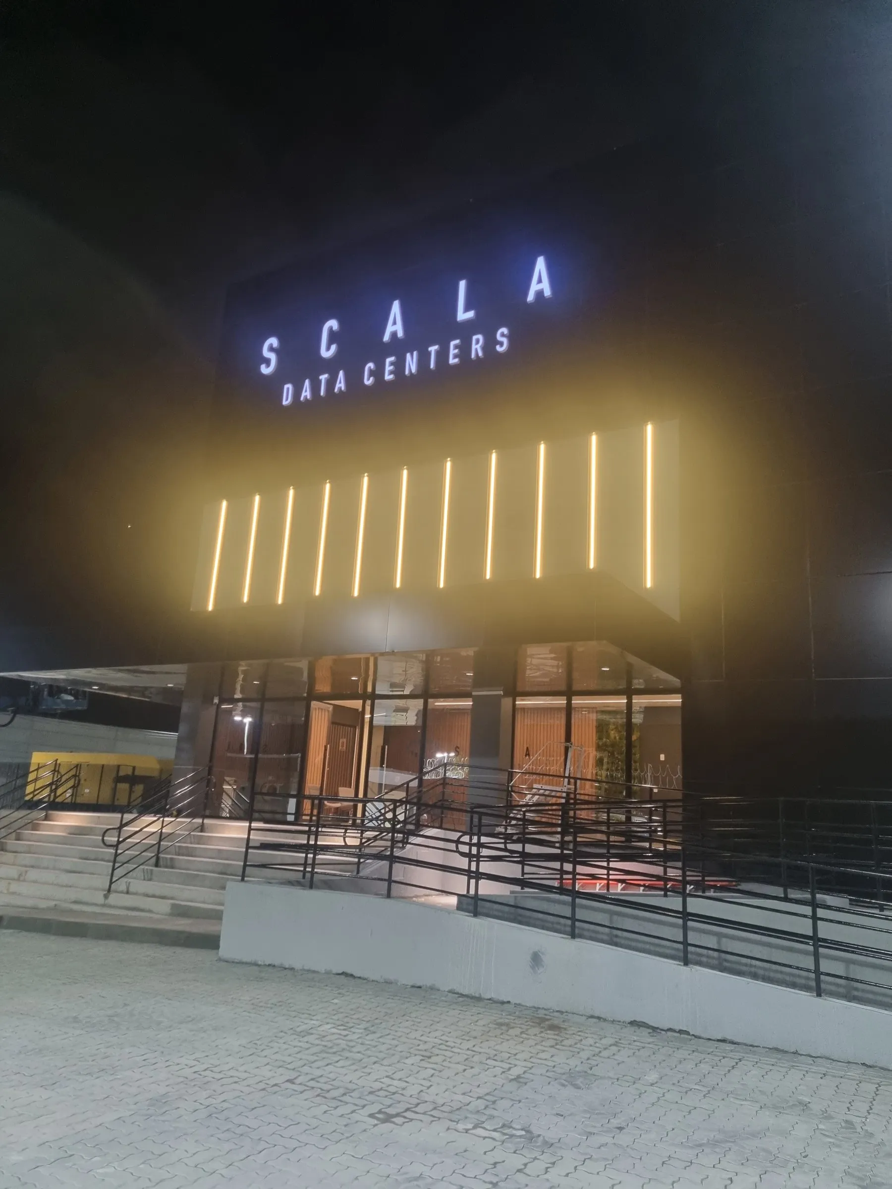 Scala Data Centers, 16.04: Réguas de LED ligadas na marquise da entrada.